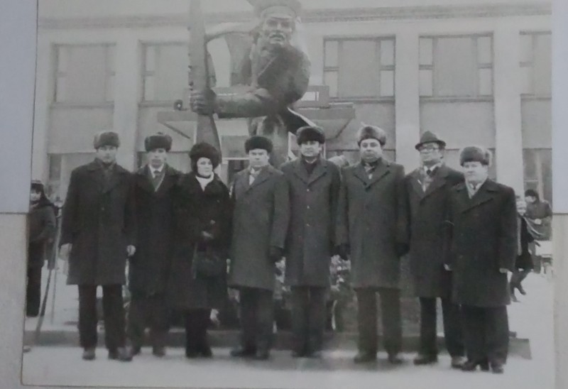 Керівники біля пам’ятника на честь річниці революції 1905 року.