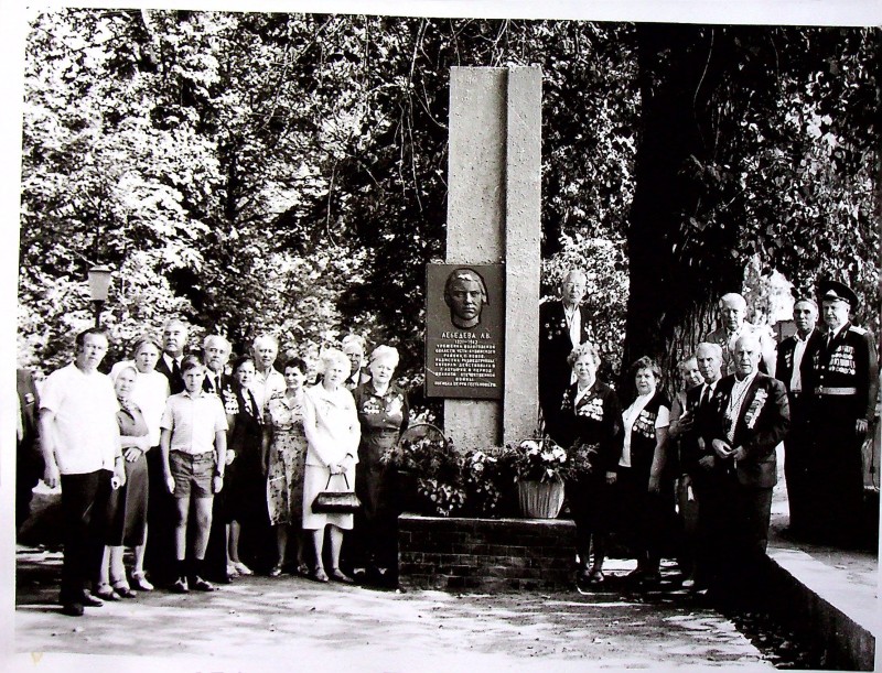 Ветерани 166 стрілецької дивізії в Охтирському Міському парку біля пам'ятного знаку Л.Лебедєвій