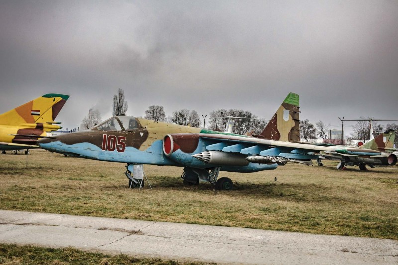 Літак-штурмовик Су-25, бортовий № 105 (розкомплектований).