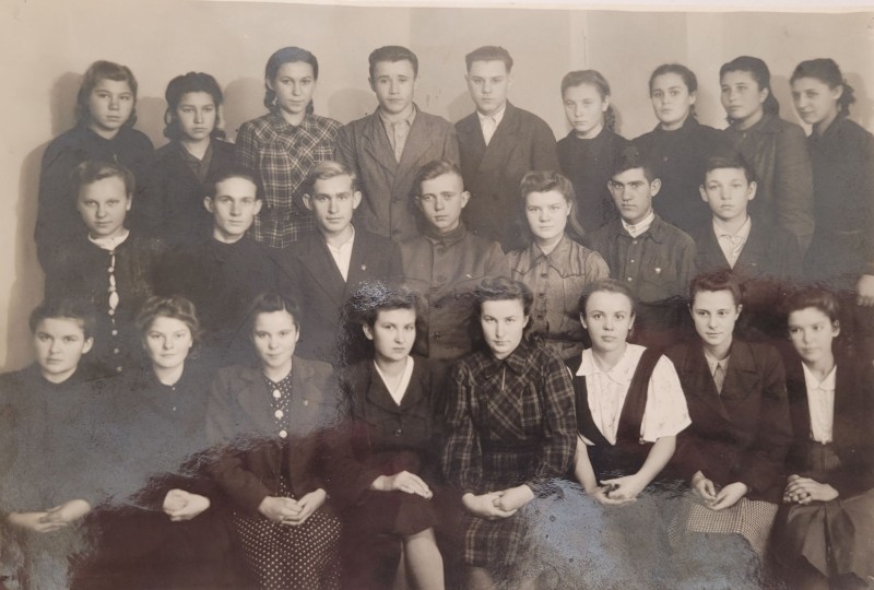 Перший післявоєнний випускний клас СШ № 12, класний керівник Іванілова Н.К.