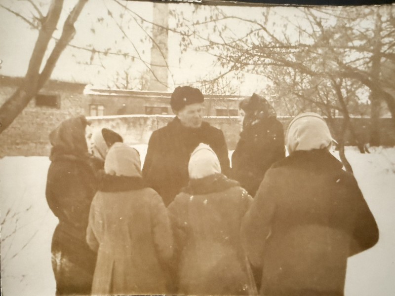 Фото. Бабенко В.Х. з групою учнів школи - інтернат с. Ободівка, Вінницької обл. 1966 рік