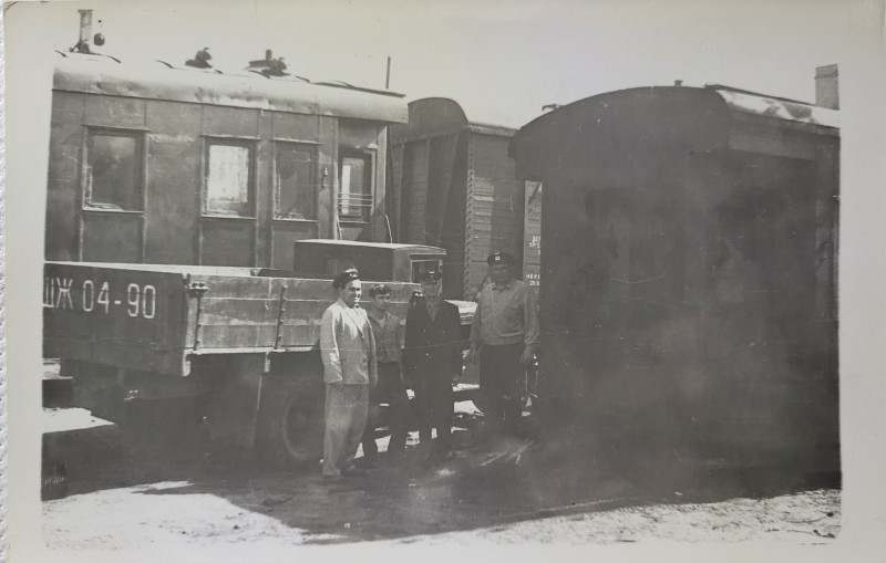 Робітники серед вагонів.