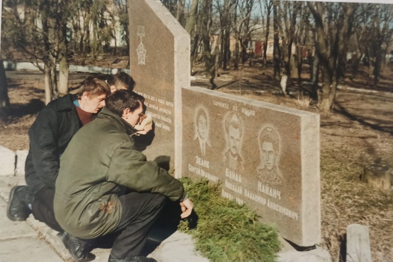 Фото з вшанування воїнів - афганців (1998 рік).