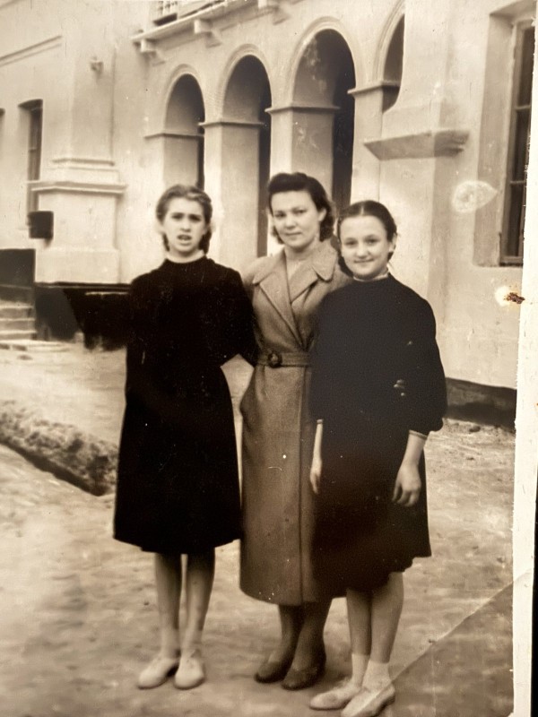 Фото. Гачан Любов Сидорівна - старший вихователь школи-інтернату  с. Ободівка, Вінницька обл. 1960 рік.