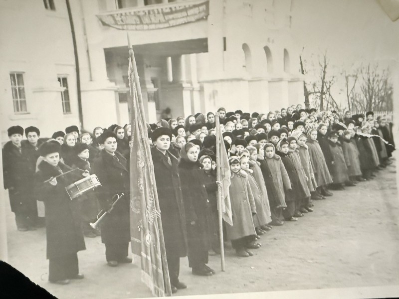 Фото. Лінійка на території школи інтернату. с. Ободівка, Вінницька обл. 1959 рік.