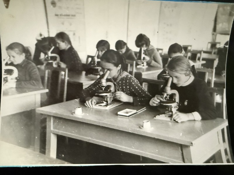 Фото. Учні школи - інтернату розглядають під мікроскопом. 1965 рік