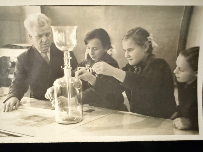 Фото. Заняття в хімгуртку. 1958 рік.