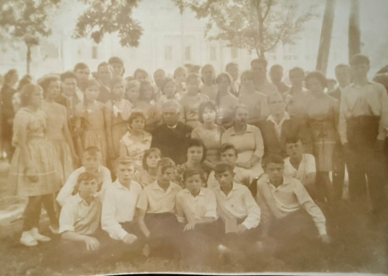 Фото. Випускники школи - інтернату. с. Ободівка, Вінницької обл. 1965 рік.