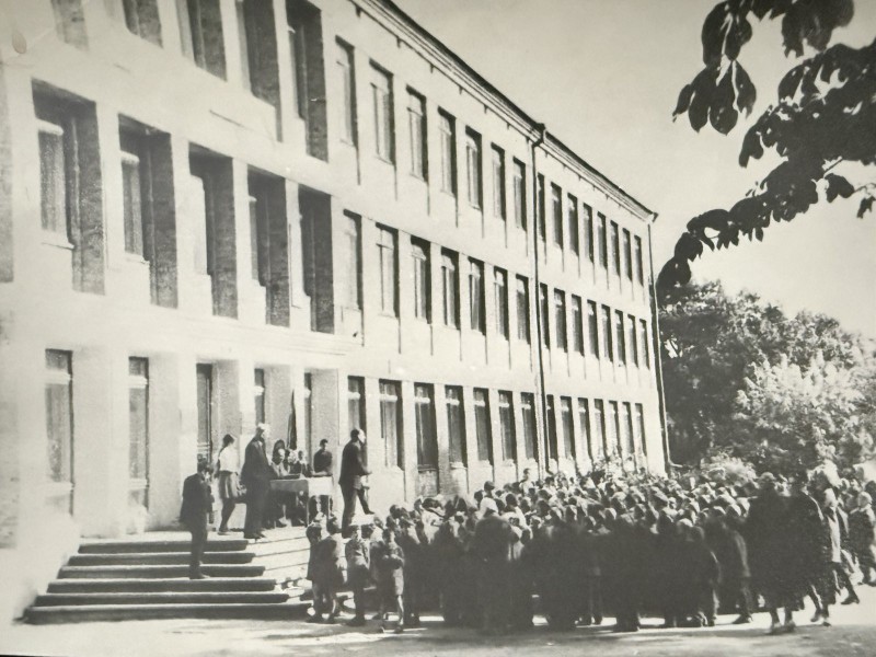 Фото. На лінійці біля школи інтернату с. Ободівка, Вінницької обл.  1964 рік.