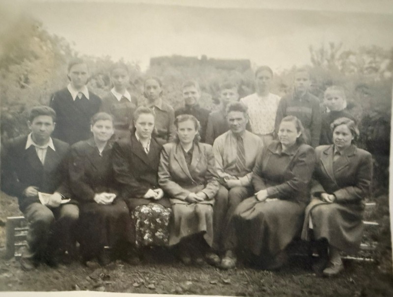 Фото. Бабенко В.Х. з активом 6-Б класу та друзями-вчителями. 1957 рік.