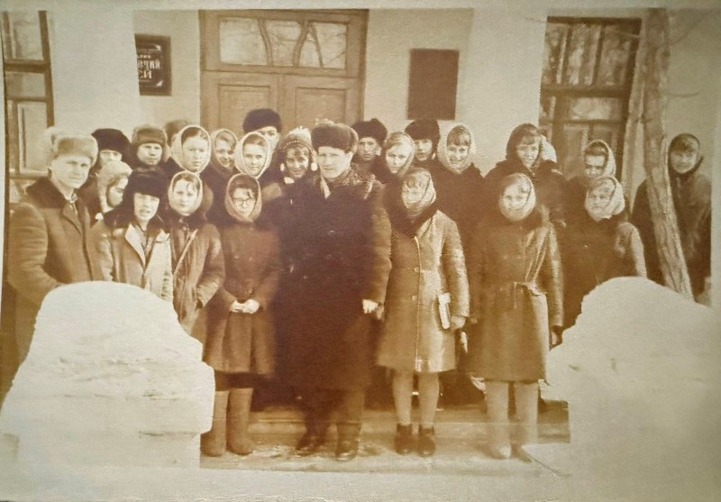 Фото. Васільєв П.І. з вихованцями біля краєзнавчого музею с. Ободівка, Вінницька обл. 70-ті роки.