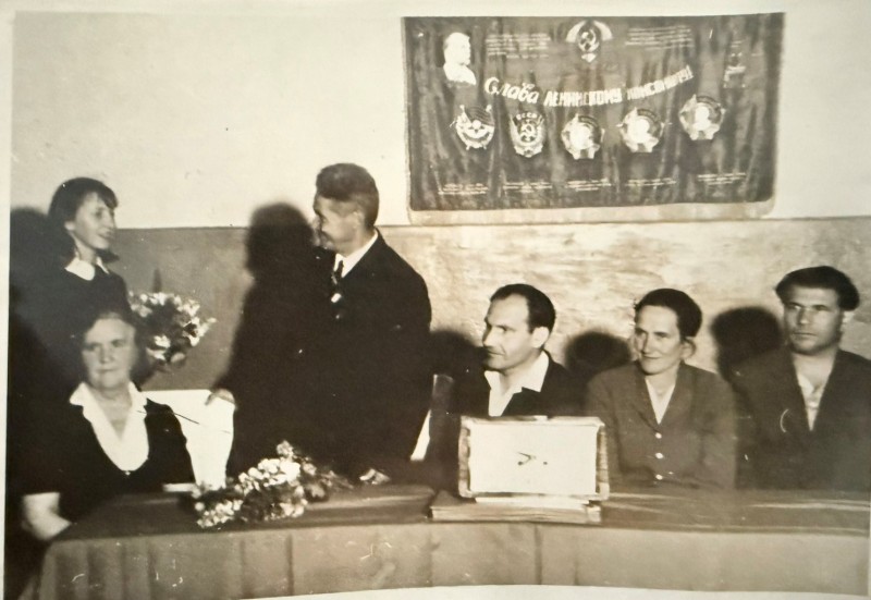 Фото. Проводи Бабенка В.Х. на пенсію (вручення квітів). 1966 рік