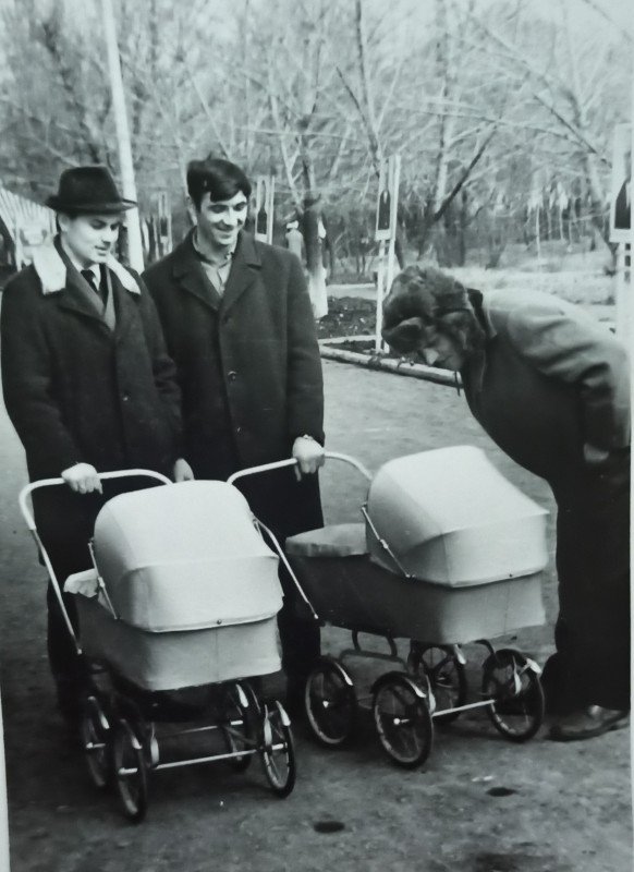 Фото чоловіків з дитячими колясками ( поч.1970-х р.р.).