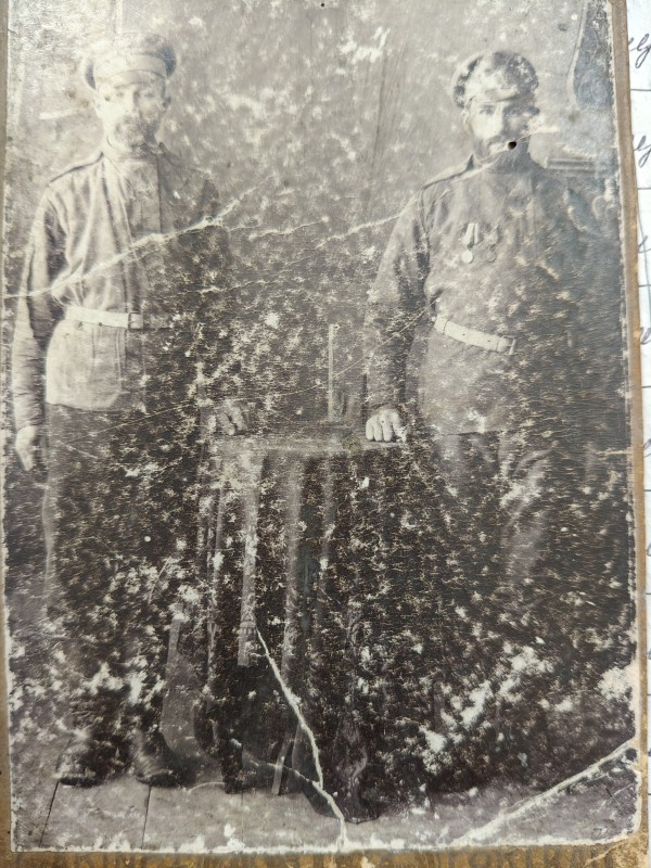 Фотографія двох солдат