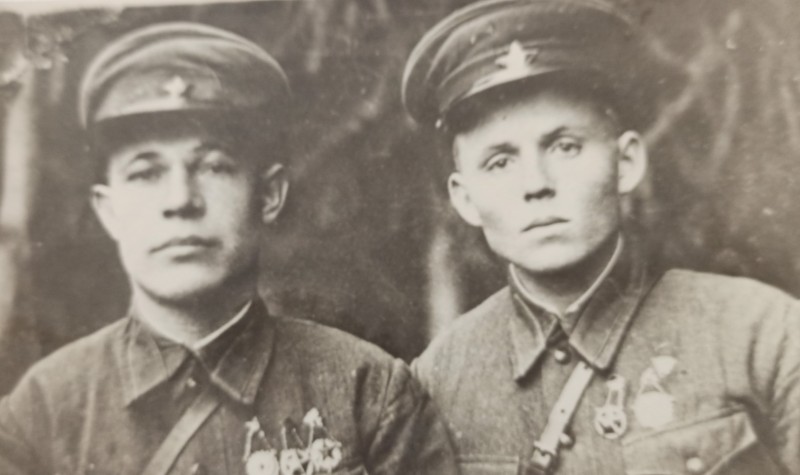 Фото М.Ніщенка з однополчанином (1940 рік).