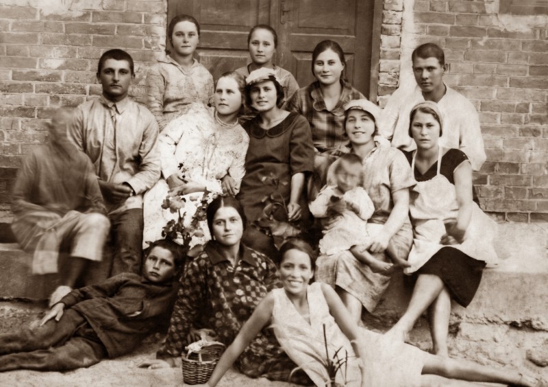 Серія  «Світлини румунського періоду». Група людей 1920-1930 роки