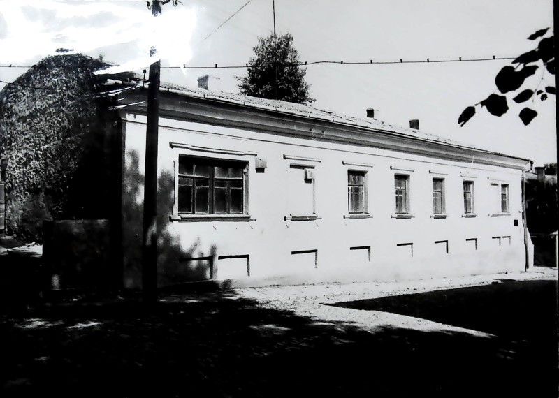 Фото: Будівля (нині використовується під ЖЕК), розташована по вул. Татарській, 10