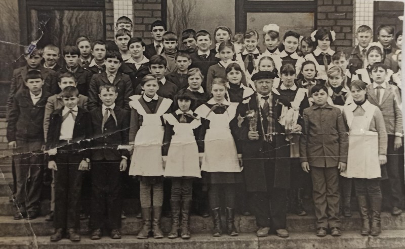 Фото О.Коменданта з учнями Устинівської середньої школи (1983 рік).
