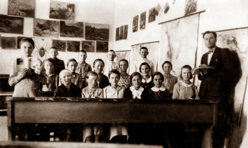 Фото чорно-біле "Шкільне навчання 1940 роки"