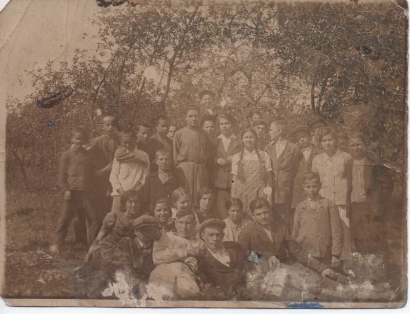 Фото. Учні 9 класу Ободівської СШ. с.Ободівка, Вінницька обл. 1938 рік.