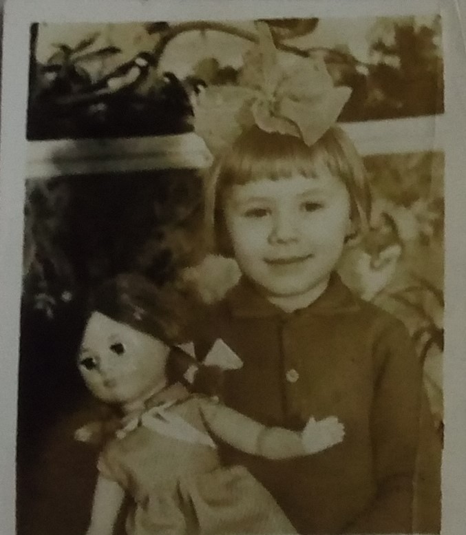 Дівчинка з лялькою.