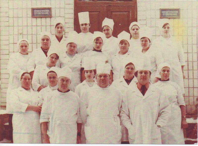 Фото. Працівники хірургічного відділення на сходах біля входу в приміщення лікарні. с. Ободівка, Вінницької обл. 1987 рік