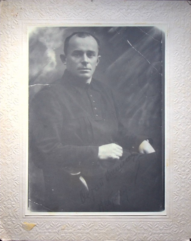 Фото. Остап Вишня, 1925 рік. Фото в повний зріст.