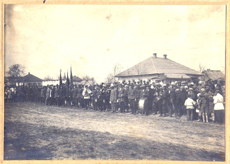 Фото чорно-біле "Урочисте зібрання в місті Чигирині.1929 р."