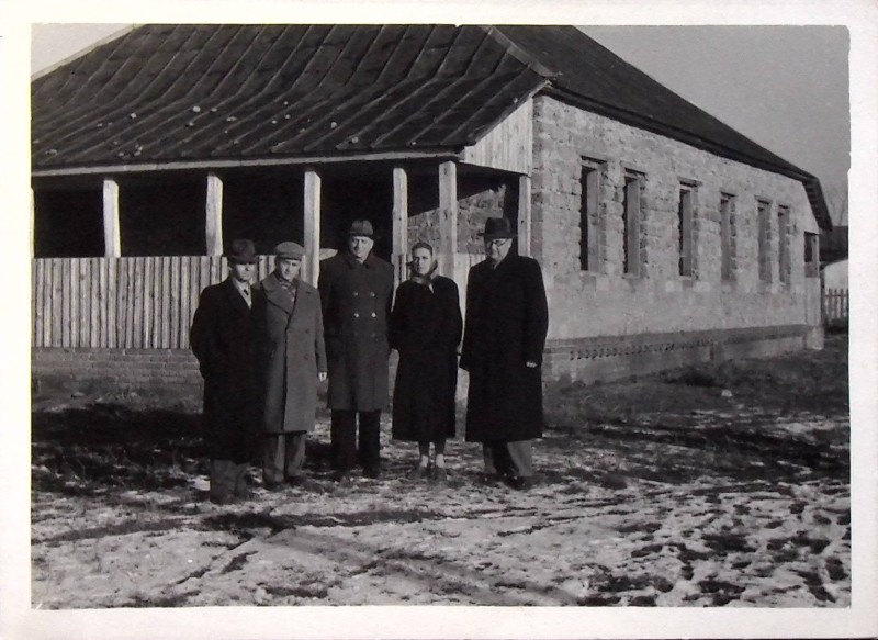 Остап Вишня з дружиною та зятями, 1952 рік.