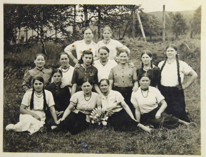 Фото чорно-біле "Сабадаш Г. А. з подругами. Німеччина. 1944 р."