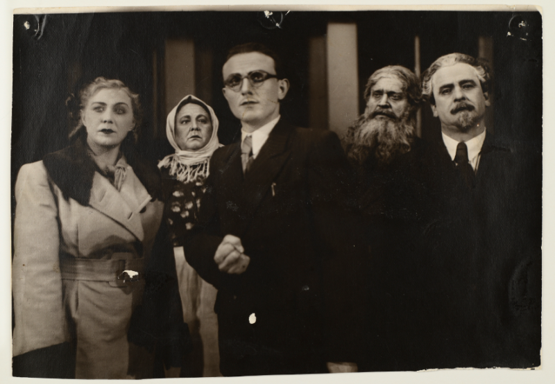 Фото. Сцена з вистави "Хто сміється останній". 1950-ті рр.
