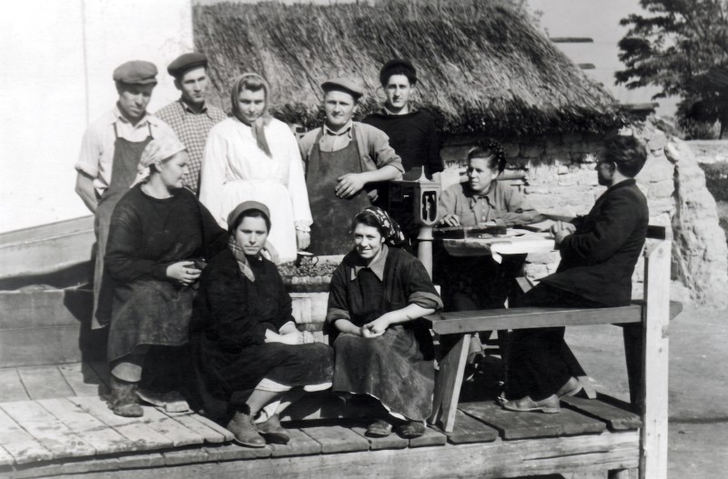 Колекція фото світлин винрадгоспу «Шабо»  (1940-1950 роки) •	«Працівники радгоспу біля господарського цеху»