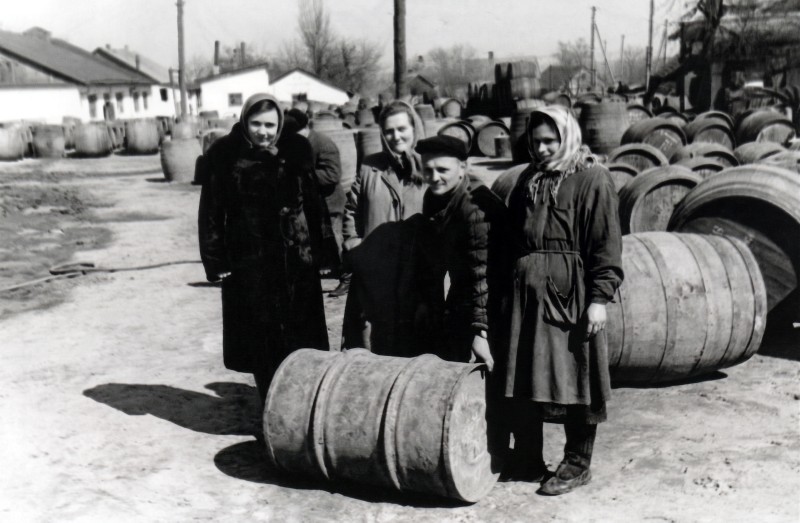Колекція фото світлин винрадгоспу «Шабо»  (1940-1950 роки) «На бондарському дворі»