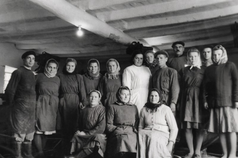 Колекція фото світлин винрадгоспу «Шабо»  (1940-1950 роки) «Колектив у виробничому цеху»