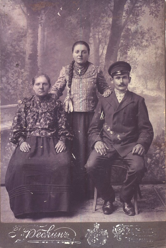 Фото чорно-біле "Сірченко Параска, Сірченко Федора, Сидір Козир. м. Чигирин поч. ХХ ст."