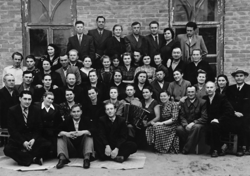 Колекція фото світлин винрадгоспу «Шабо»  (1950-1960 роки) «Мить відпочинку. Дружнє фото на пам'ять»