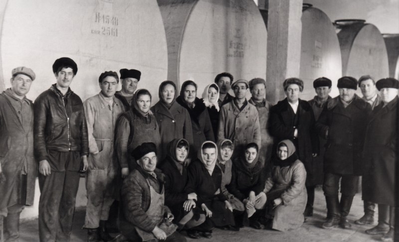 Колекція фото світлин винрадгоспу «Шабо»  (1950-1970 роки) «Колектив виноробів у цеху витримки»