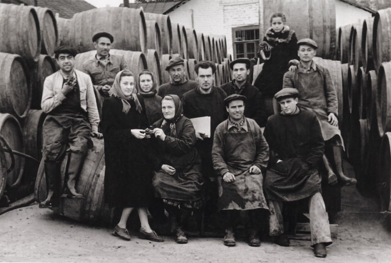 Колекція фото світлин винрадгоспу «Шабо»  (1950-1960 роки) «Колектив винрадгоспу «Шабо» біля бочок.  1953 рік»