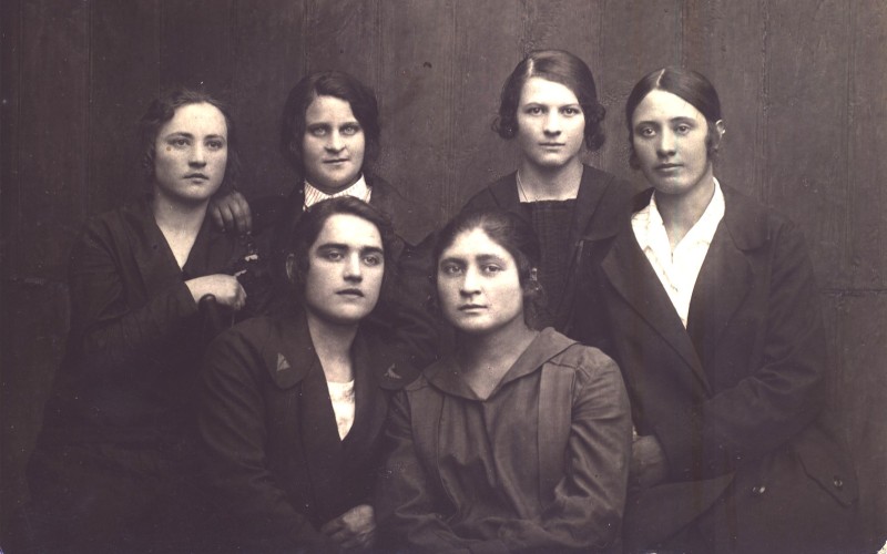 Фото чорно-біле "Сірченко Марія Степанівна з подругами. м. Чигирин 1925 р."