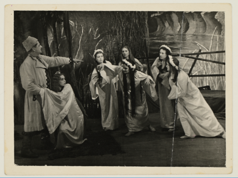 Фото. Сцена з вистави "Майська ніч", у ролі відьми Слаболицька В.В. 1950-60-ті рр.