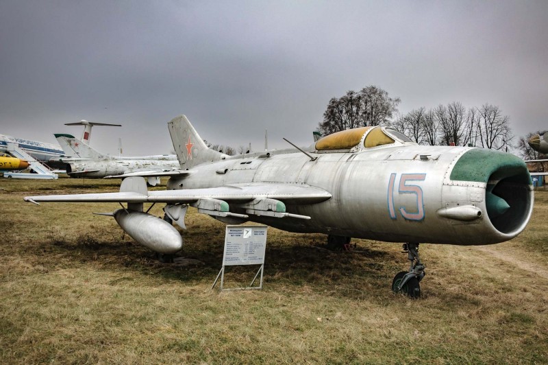 Літак-винищувач МіГ-19, бортовий № 15.