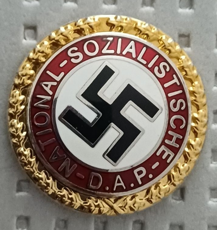 "Золотий партійний знак НС ДАП". Сучасна копія