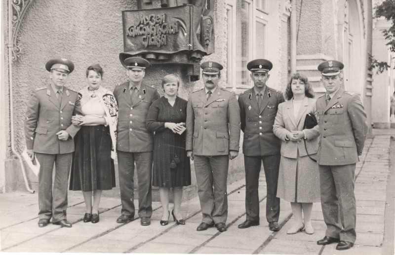 Фотографія чорно-біла, групова: члени чеської військової делегації на тлі будівлі Музею комсомольської слави