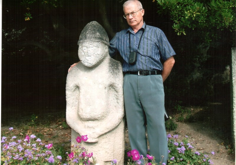 Фото кольорове. Кобзар Володимир з бабою… (кам’яною). 2007 р., Південний берег Криму.