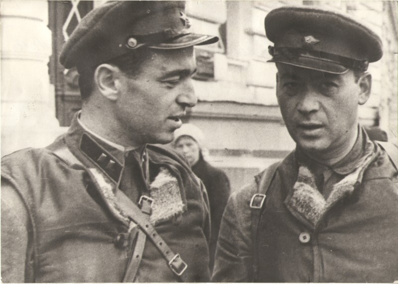 Фото ч/б. Письменники С.Голованівський та Л.Первомайський. 1942 р