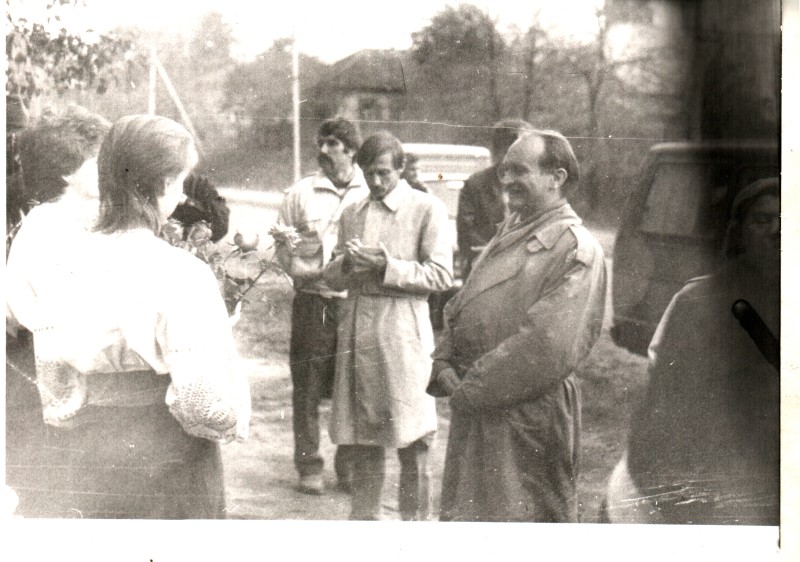 Фото чорно-біле, групове. Зустріч  В’ячеслава Чорновола. 1991 р., смт Павлиш Онуфріївського району. Фото Кобзаря Володимира.