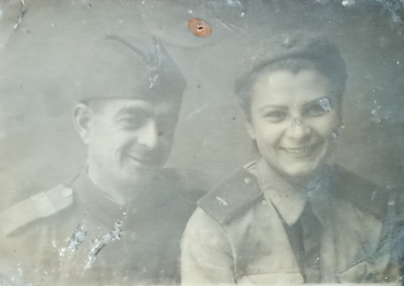 Фото Міли Чуприни з однополчанином (1943 рік).