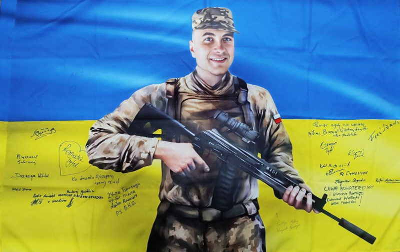 Прапор України із зображенням загиблого польського військовослужбовця та волонтера Кшиштофа Тифеля