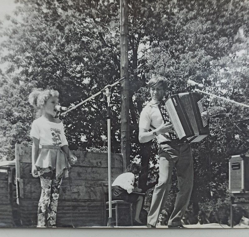 Фото з святкових заходів в Устинівці (1995 рік).